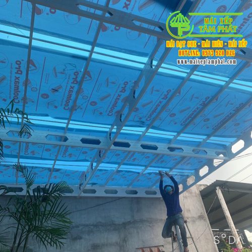 Thi công lắp đặt mái che nhựa Poly lấy sáng